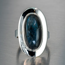 Cargar imagen en el visor de la galería, Anillo grande de plata de ley con labradorita.
