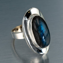 Cargar imagen en el visor de la galería, Anillo grande de plata de ley con labradorita.