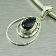 Load image into Gallery viewer, Labradorite and silver pendant