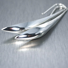 Cargar imagen en el visor de la galería, Long tapered silver blade earrings