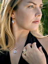 Load image into Gallery viewer, Moonstone and silver pendant