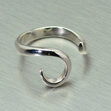 Cargar imagen en el visor de la galería, Sterling silver delicate, open sided curl ring.