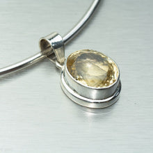 Cargar imagen en el visor de la galería, Citrine medium oval pendant - Gemstonz Silver