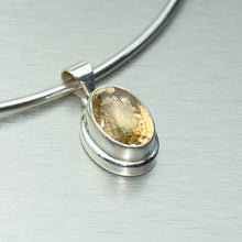 Cargar imagen en el visor de la galería, Citrine medium oval pendant - Gemstonz Silver