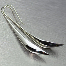 Cargar imagen en el visor de la galería, Long tapered silver blade earrings