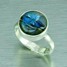 Load image into Gallery viewer, Small round carved moonface Labradorite ring in sterling silver
