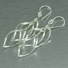Cargar imagen en el visor de la galería, Silver Spiral Earrings.