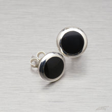 Cargar imagen en el visor de la galería, 10mm sterling silver black shell inlay studs.