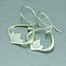 Load image into Gallery viewer, Mop lotus flower silver earrings