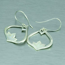 Load image into Gallery viewer, Mop lotus flower silver earrings