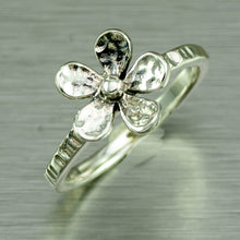 Cargar imagen en el visor de la galería, Anillo flor de plata martillada