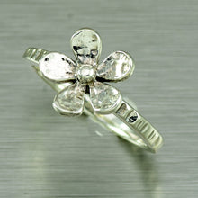 Cargar imagen en el visor de la galería, Anillo flor de plata martillada