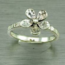 Cargar imagen en el visor de la galería, Anillo flor de plata martillada