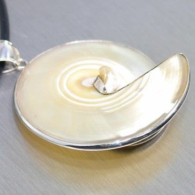 Mother-of-pearl crafted swirl pendant - Gemstonz Silver