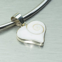 Cargar imagen en el visor de la galería, Sterling silver shiva shell heart shape pendant