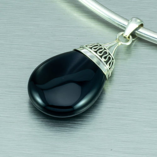 Onyx 'Bali' pebble pendant