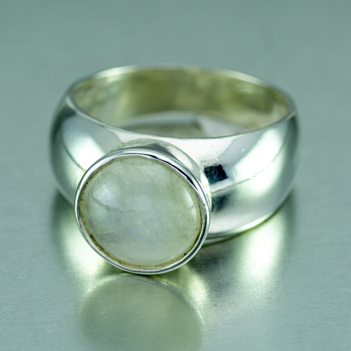 !0mm round moonstone set in sterling silver band ring